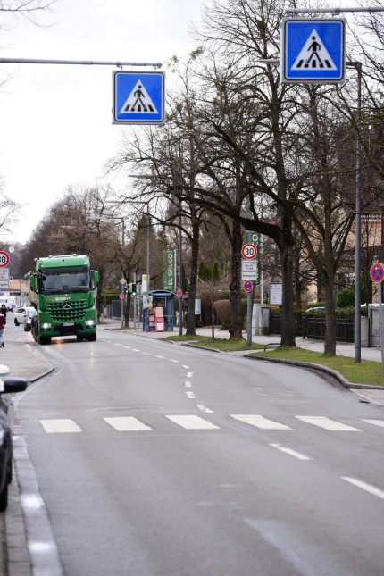 Feldmoching: Zu kurz gesprungen: Eltern und der Bezirksausschuss Feldmoching-Hasenbergl fordern, dass die Tempo-30-Zone künftig auch den Zebrastreifen in der Josef-Frankl-Straße umfasst.