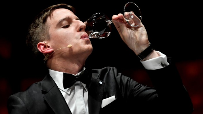 Sommelier-Weltmeisterschaft: Marc Almert probiert Wein im Finale der Weltmeisterschaft am Freitag.