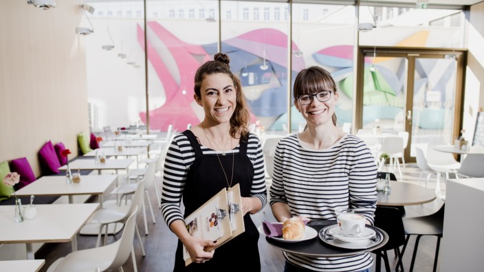 Über den Tellerrand: Macherin vom Café über den Tellerrand, Jasmin Seipp (die steht rechts). Mit auf dem Bild ist die andere Geschäftsführerin, Julia Harig.