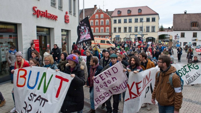 Protest gegen Rechts: "Wir zeigen laut und deutlich, was wir von den Rassisten und Fremdenfeinden halten, aber vor allem: Wir zeigen es friedlich!", rief KJR-Geschäftsführer Philipp Spiegelsberger.