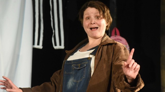 Hoftheater: Eine Darstellerin, zwei Rollen: Als Mutter träumt Janet Bens von alternativen Lebensmodellen.