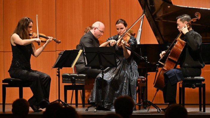 Klassik: Vier gewinnt: Die Violinistin Nina Karmon, Oliver Triendl am Klavier, Béatrice Muthelet, Bratsche, und der Cellist Trey Lee überzeugen im Kubiz.
