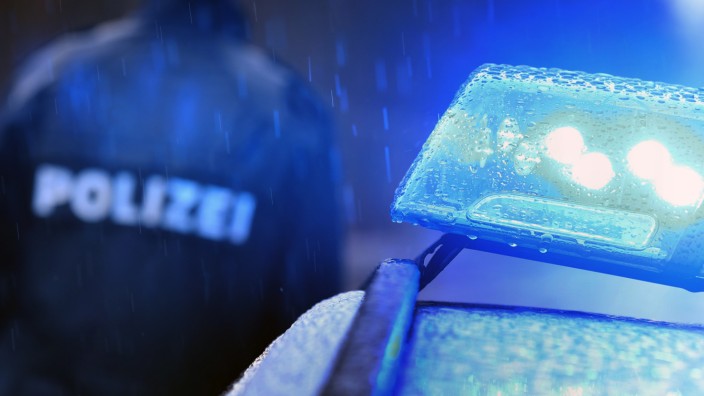 Ein Münchner Polizeiauto im Regen.