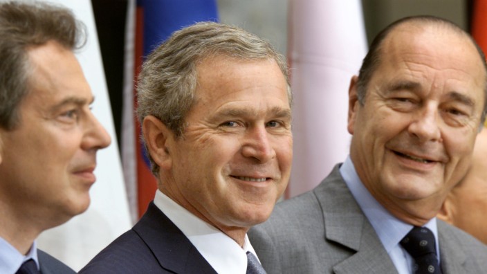 BUSH AND CHIRAC SMILE DURING FAMILY PHOTO