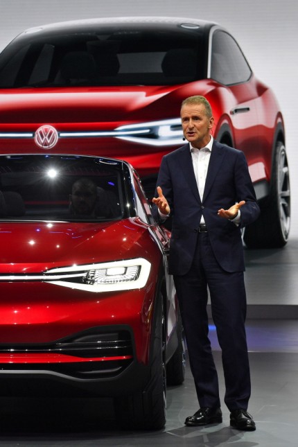 Volkswagen: Herbert Diess – hier vor einem Elektroauto aus dem Volkswagen-Konzern – setzt alles auf eine Karte: Im Jahr 2030 sollen 40 Prozent der verkauften Autos mit Strom fahren.