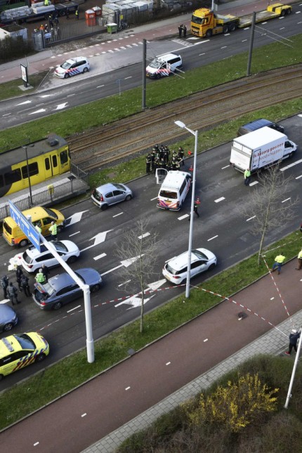 Niederlande: Tatort Tram: Ein Mann hat am Montag in Utrecht das Feuer in einer Straßenbahn eröffnet.