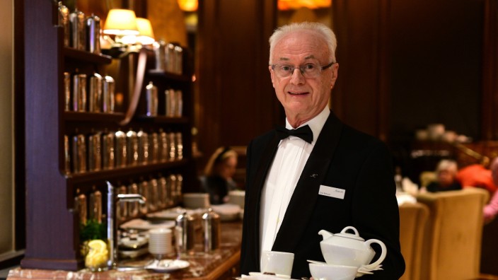 Gastronomie: Fachmann für Tee: Joel Belouet ist seit zwei Jahren in Rente, arbeitet aber immer noch zweimal die Woche in der Lobby des Hotels Vier Jahreszeiten.