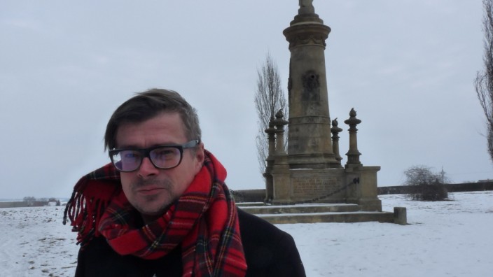Reportage: "Verschwunden, ausgelöscht, keiner weiß mehr, was hier los war." Jaroslav Rudiš vor der "Batterie der Toten", dem Denkmal auf dem Hügel von Königgrätz.