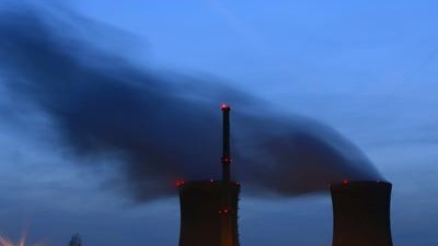 Energiepolitik der neuen Koalition: Atomkraftwerk Grabenrheinfeld: Dass die Atomkraft als autarke, saubere Energieproduktion gilt, ist Jahrzehnte her.