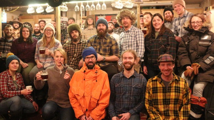 Job: Für die Wintersonnenwendfeier haben sich die 26 Bewohner als klassische Polarforscher verkleidet. Links mit Pudelmütze: Aurelia Reichardt.
