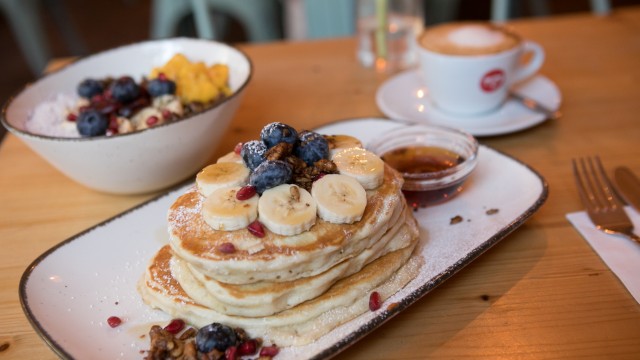 Promi-Tipps für München und Region: In Emmi's Kitchen gibt's ausschließlich Veganes. Zum Beispiel American Pancakes und Acai Bowl mit Cappuccino zum Frühstück.