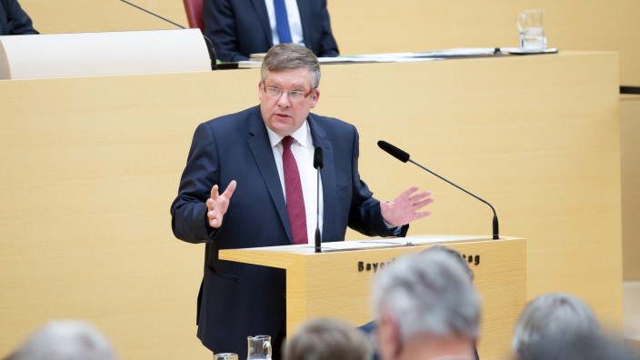 Parlament: Volkmar Halbleib, der parlamentarische Geschäftsführer der SPD am Rednerpult im Landtag. Am Donnerstag schimpfte er dort ungewohnt heftig.