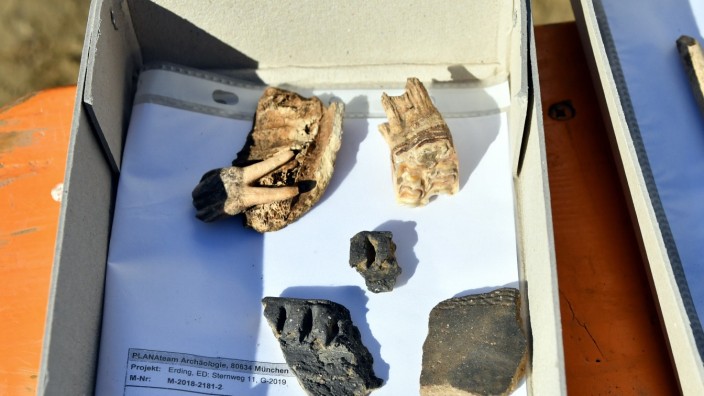 Archäologische Funde in Erding: Auf dem Gelände des künftigen Hospiz in Erding haben Archäologen diese Keramikscherben und Tierknochen entdeckt. Die Funde lagen in Lehmgruben. Nun werden sie von einer Steinzeit-Expertin untersucht.