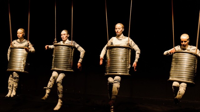 Neue Inszenierung: Ebenfalls nur schwer beeinflussbar: die hängenden Fässer bei "Leonce und Lena" am Theater Wasserburg.