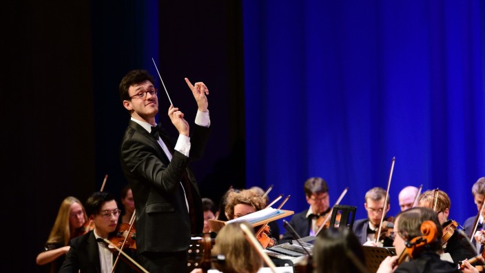 Abschiedskonzert: Die Chemie zwischen Dirigent und Orchester stimmt: Aris Alexander Blettenberg hatte den rund 60-köpfigen Klangkörper gut im Griff.