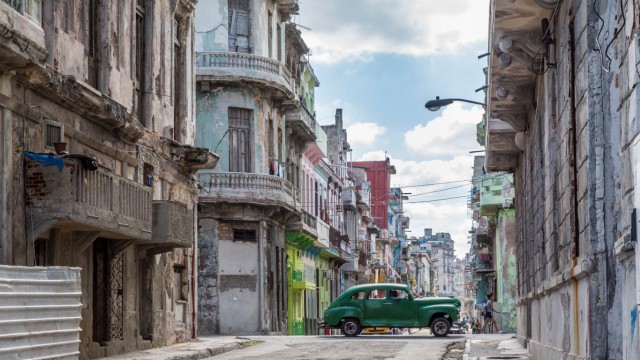 Eine Straße in Havanna auf Kuba.