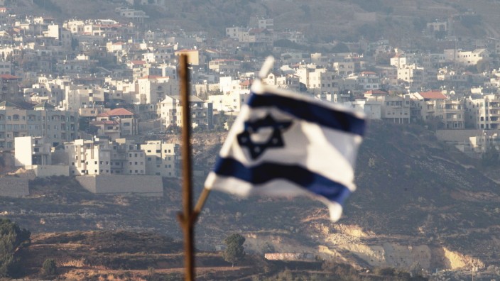Israel: Die israelische Flagge weht auf den Golanhöhen. Bis zum Ausbruch des syrischen Bürgerkrieges im März 2011 hat Netanjahu mit Assad über die Region verhandelt.