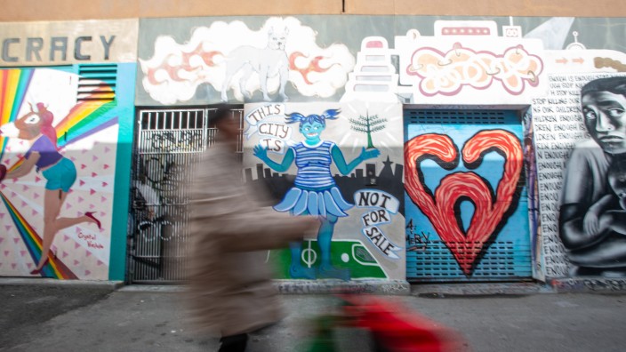 Technologie: Graffiti an einer Häuserwand in San Francisco, Kalifornien