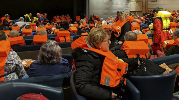 Havarie vor Norwegen: Passagiere an Bord der "Viking Sky" warten auf ihre Evakuierung aus der Luft.