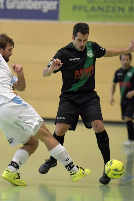 Futsal: Enges Derby: 1860 und Neuried schenkten einander nichts; so wie hier der Löwe Andy Körtvelyesi (links) und Pedro Gutierrez Engel.