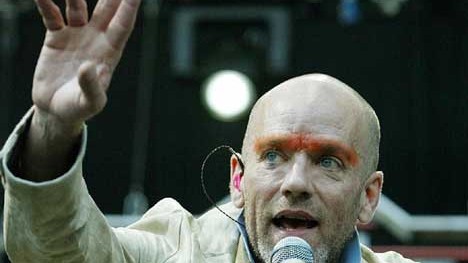 Tourstart R.E.M: Der Herr, der sich mit Brauenrot das Makeup verwüstete, ist Michael Stipe, Sänger, Frontmann, Krötenschützer.