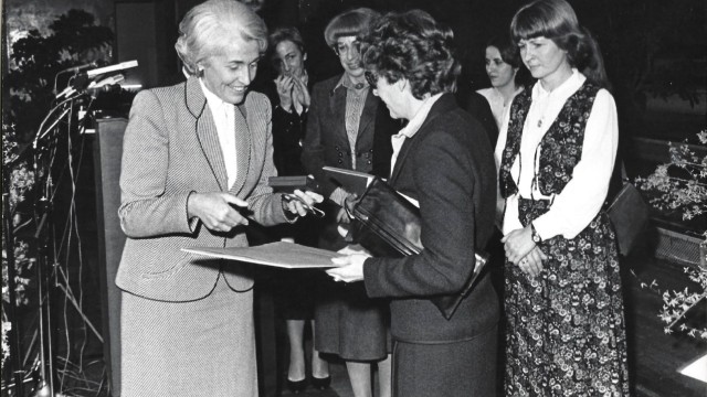 50 Jahre Nachbarschaftshilfe Garching: 1980 bekam die Institution von Hildegard Hamm-Brücher die Theodor-Heuss-Medaillen verliehen.