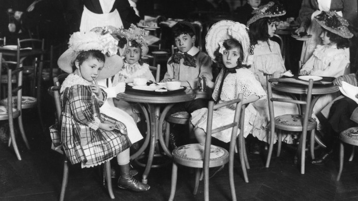 Children in their free time Bourgeois children in a cafe in the 'Casino des Enfants' in Paris - 1904 - Vintage property of ullstein bild