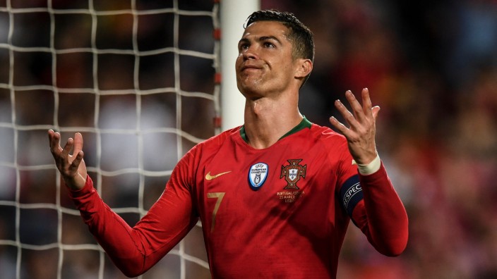 EM-Qualifikation: Musste verletzt vom Platz: Portugals Cristiano Ronaldo.