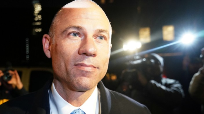 Lawyer Michael Avenatti walks out of federal court in New York