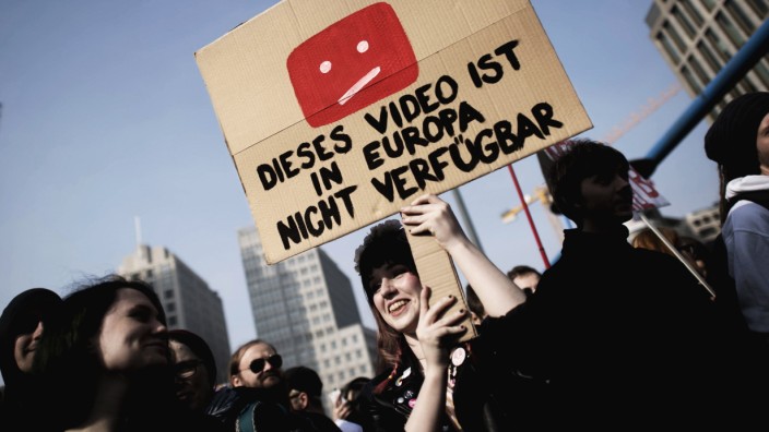 Demonstranten protestieren in Berlin gegen das EU-Urheberrecht und Artikel 13