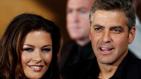 Venedig verdreht Köpfe: George Clooney und Catherine Zeta-Jones auf dem Catwalk bei der Präsentation ihres gemeinsamen Films "Intolerable
 Cruelty".