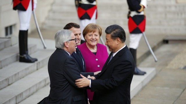 Europäische Union: Andere Zeiten (von li.): Jean-Claude Juncker, Angela Merkel und Emmanuel Macron begrüßen den chinesischen Präsidenten Xi Jinping im März 2019 in Paris.