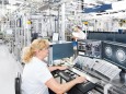 Bosch in Bamberg: Eine Mitarbeiterin überprüft Einspritzventile für Diesel-Motoren