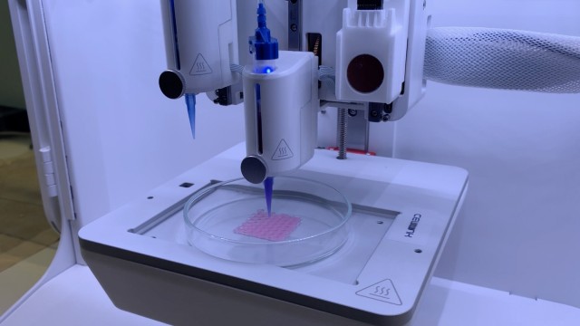 Transplantationsmedizin: Der 3-D-Drucker mit einer Gewebeprobe.