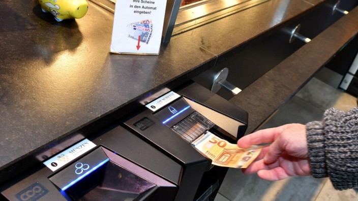 Einzelhandel: Der Automat in der Metzgerei Stuhlberger: Der Verkäufer scannt den Kassenzettel ein, woraufhin der Kunde mit Scheinen, Münzen oder Karte zahlt.