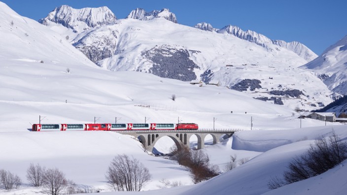 Der Glacier Express fährt zwischen Zermatt und St. Moritz.