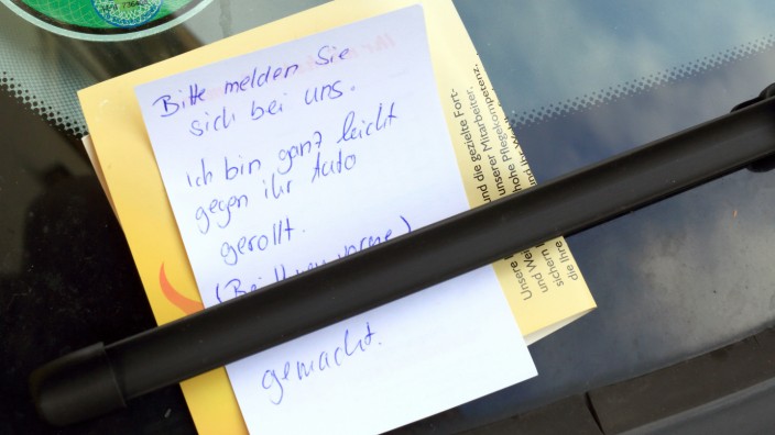 Olching/Gröbenzell: Auch mit einem unter den Scheibenwischer geklemmten Zettel ist es nicht getan. Wer ein geparktes Auto anfährt, muss warten, bis der Besitzer kommt, oder die Polizei informieren.