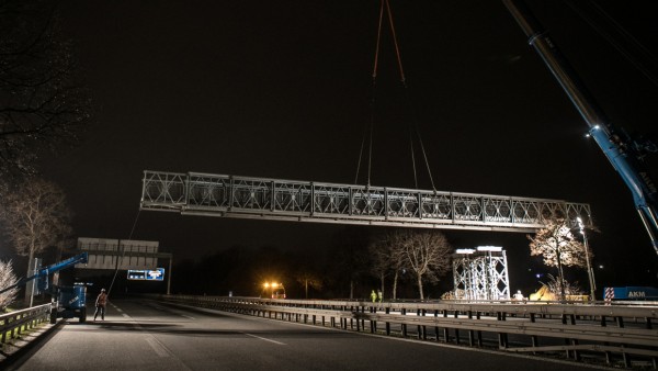 Aufbau Bauma-Brücke über die A94