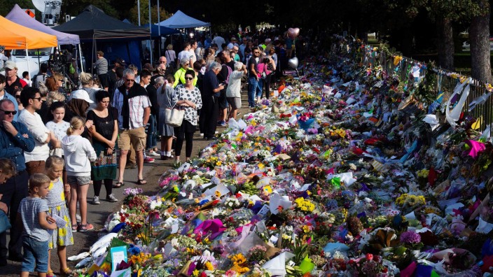 Christchurch in Neuseeland: Nach dem Beben war es so, und jetzt auch wieder: Die Bewohner von Christchurch trauern gemeinsam, Nachbarn sitzen nächtelang zusammen, keiner will alleine sein.