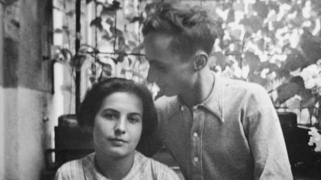 Deutsche Literatur: Irmgard Leo zusammen mit ihrem Freund und späteren Mann Hans, den sie an der Friedrich-Wilhelms-Universität kennengelernt hat, 1932 in Berlin. Sie werden erst ins Exil nach Paris, dann nach Palästina gehen und dort Nina und Hanan heißen.