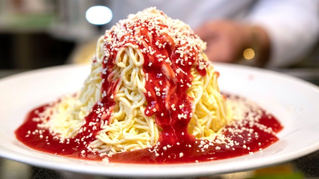 Ein Teller mit Spaghetti Eis im Eiscafe Intermezzo in Mannheim Foto vom 18 02 2019 Erfunden wurde