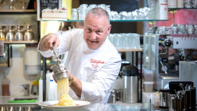Dario Fontanella am 18 02 2019 beim Zubereiten von Spaghetti Eis in seinem Eiscafe Intermezzo in Man