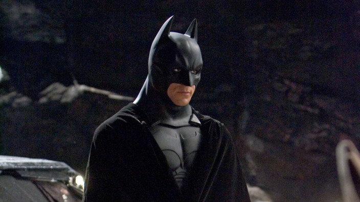 Mitten in Kempten: Seine Batman-Kostüme fertigt der Mann aus Kempten selbst, die sehen dem Original wie hier im Film täuschend ähnlich.