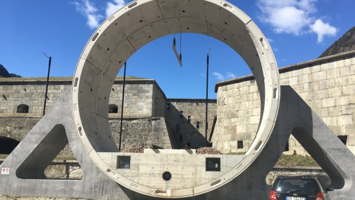 Brennerbasistunnel: Auf der historischen Franzensfeste gibt es eine Informationsstelle zu dem Großprojekt. Dort verdeutlicht ein Betonring von neun Metern Durchmesser die Dimension der beiden Hauptröhren.
