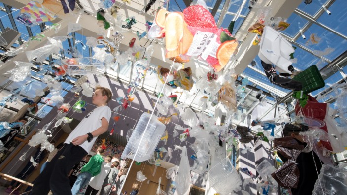 Augsburg: Geißel Plastik: Die Schüler der neunten Klasse machen mit einer Installation auf die Vermüllung der Weltmeere aufmerksam.