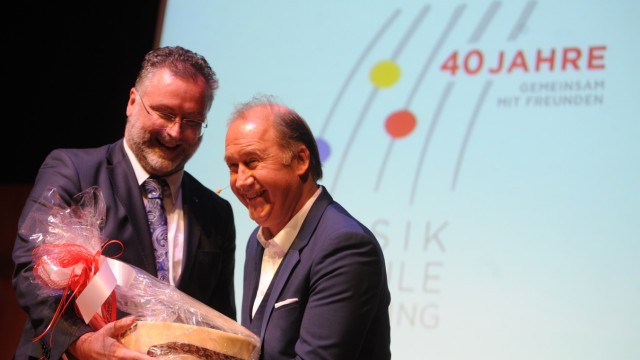 Musikschule Ismaning: Leiter Carsten Reinberg (rechts) und Ismanings Bürgermeister Alexander Greulich freuen sich auf die nächsten 40 Jahre.