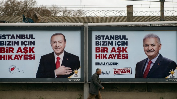 Türkei: Recep Tayyip Erdoğan und der Istanbuler Bürgermeisterkandidat Binali Yildirim auf Plakaten: Die Kandidaten der Regierungspartei AKP sind omnipräsent.