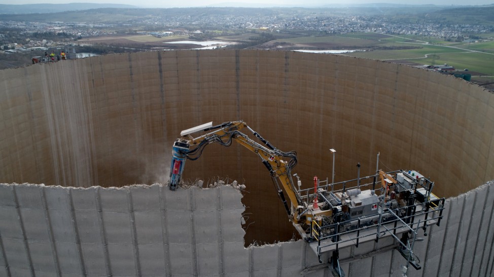 Atommüll: Der Kühlturm des Kernkraftwerks Mülheim-Kärlich wird mit einer ferngesteuerten Spezialmaschine abgetragen. Der Abriss des Meilers in Rheinland-Pfalz läuft seit 2004 und wird sich laut Planung noch fast zehn Jahre hinziehen.