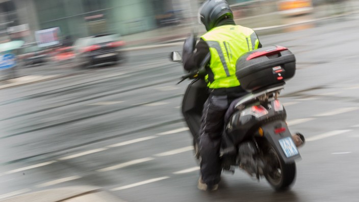 16 04 2018 Berlin Deutschland GER Fahrer eines Motorrollers mit einer Warnweste *** 16 04 2018