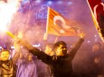 Anhänger der CHP feiern in Istanbul.